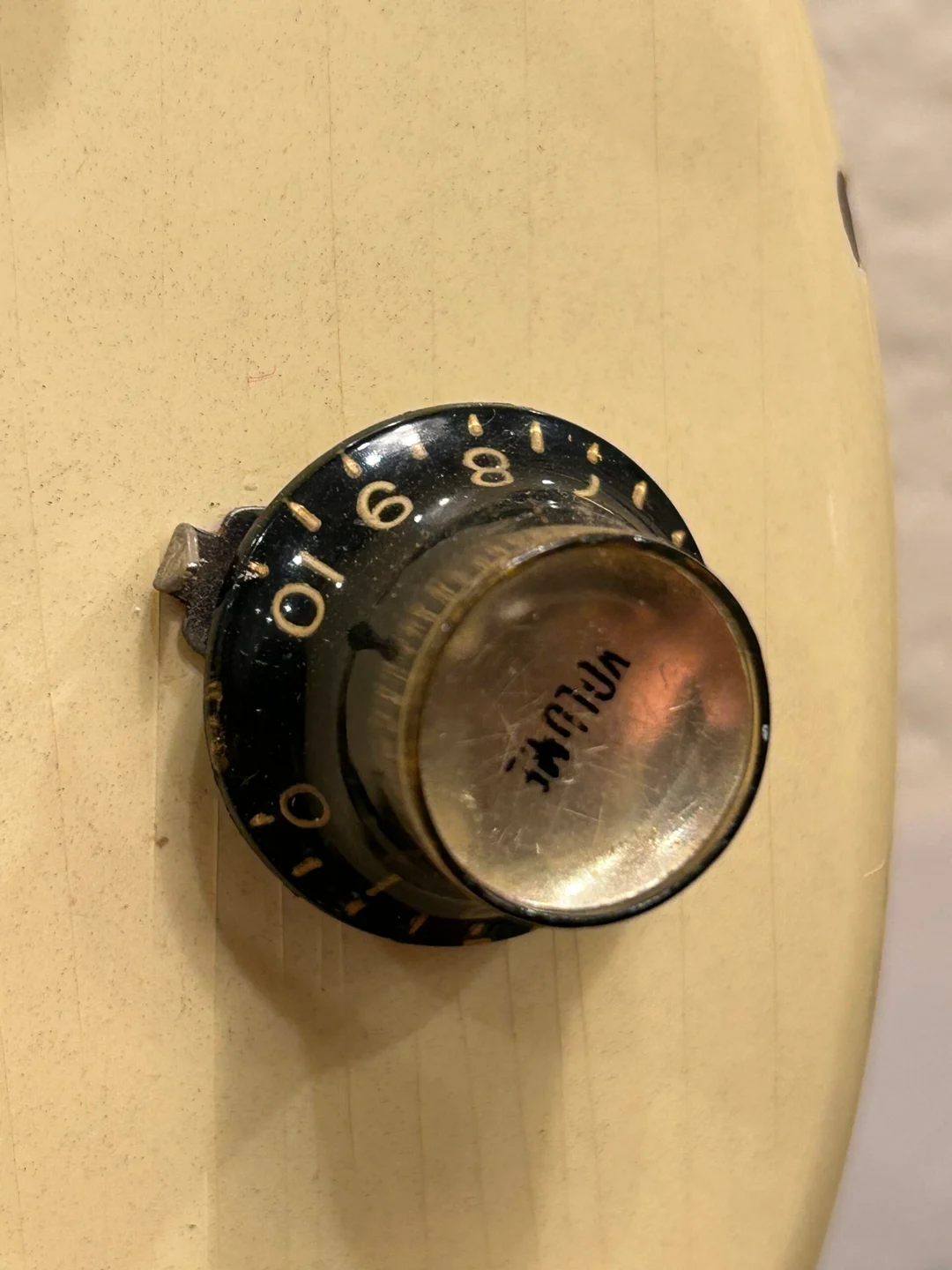 Vintage Gibson reflector knob with a labeled metal insert