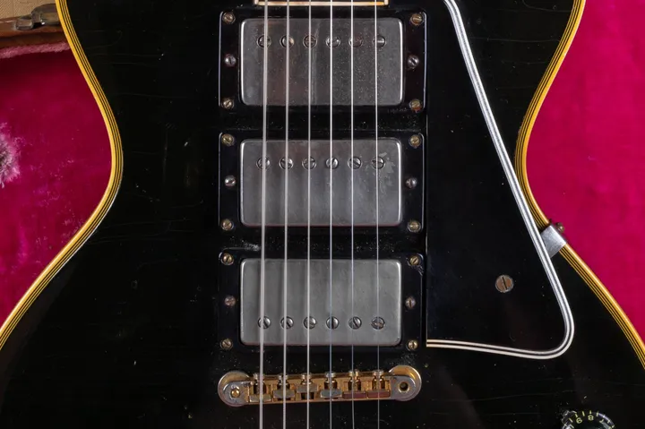 Three humbuckers on a vintage Gibson Les Paul Custom Black Beauty