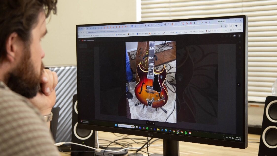 Joe Dampt reviewing Gibson Barney Kessel guitar